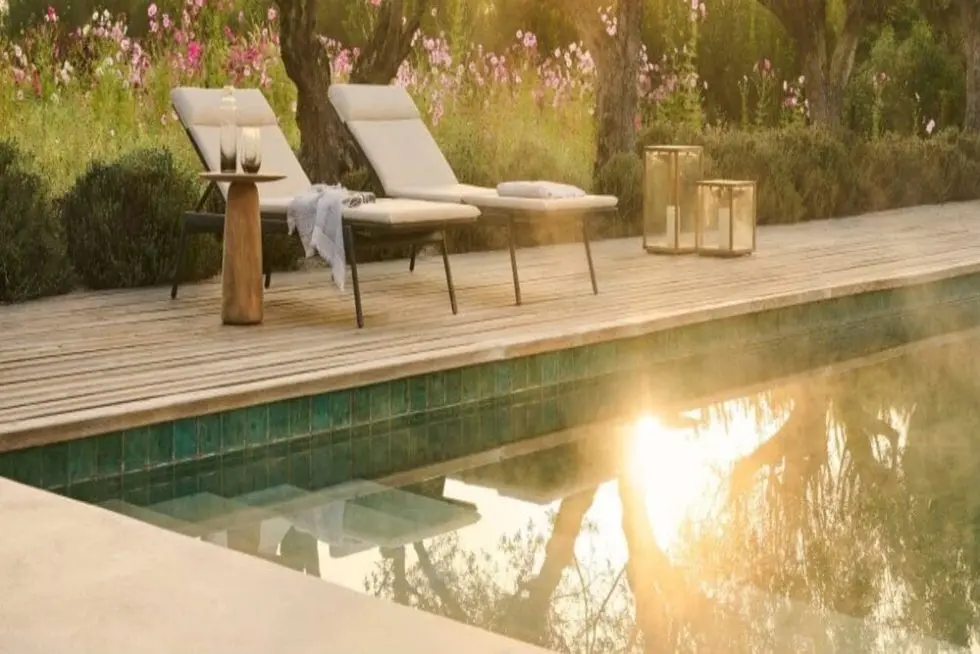 chaise-lounges